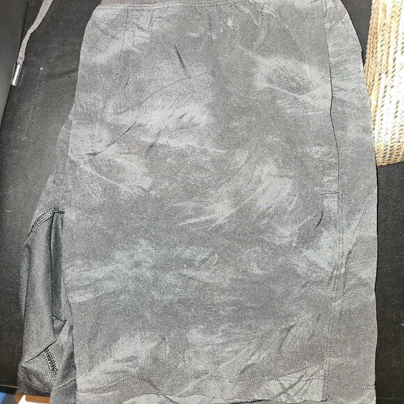 Lululemon Mens Shorts Black Running Active Gym Workout - Picture 2 of 2